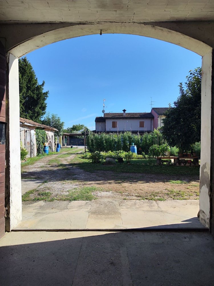 Дом с 5 спальнями в Саббьонета, Италия № 359699