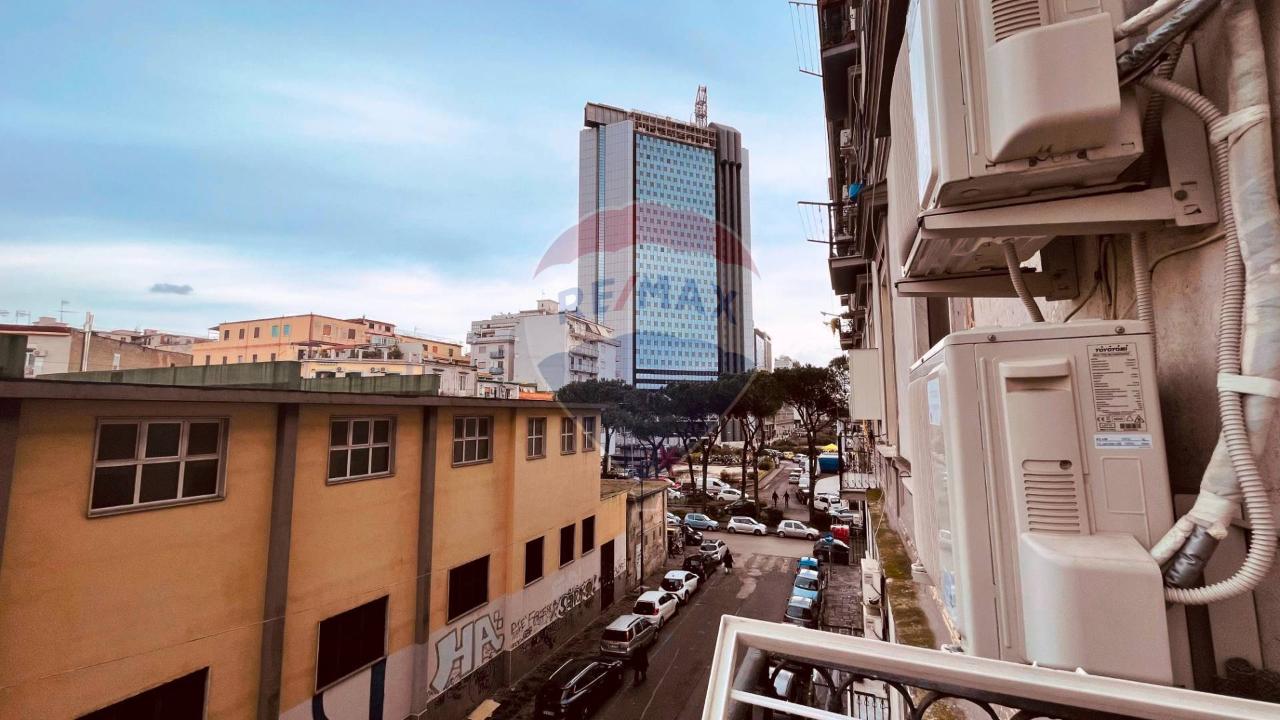 4 rooms Apartment in Naples, Italy No. 166981