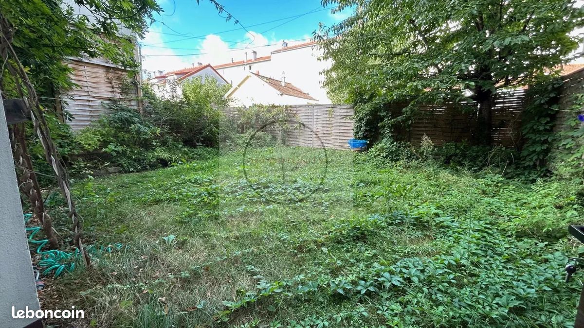 210m² Land in Montreuil, France No. 111802