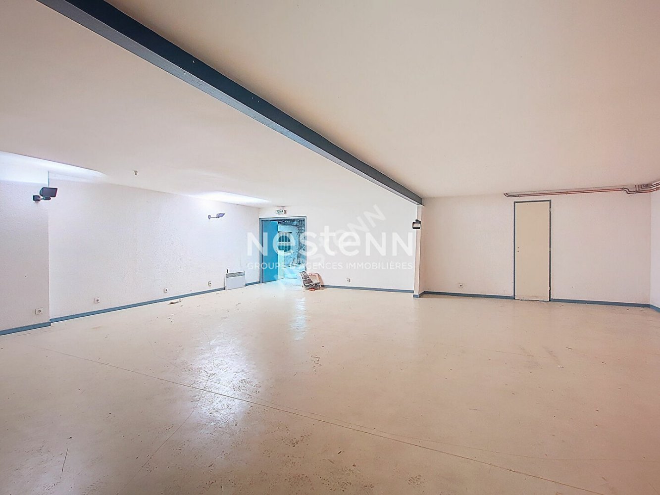 Здание с 24 комнатами в Везелиз, Франция № 158341