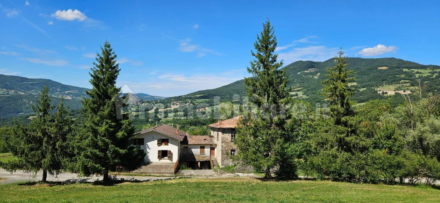 3 bedrooms Villa in Varsi, Italy No. 285533