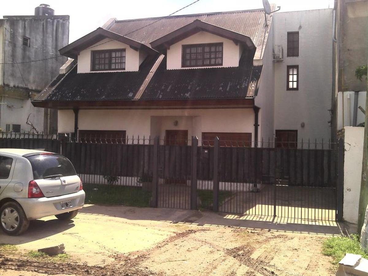 4 bedrooms House in Malvinas Argentinas, Argentina No. 53064