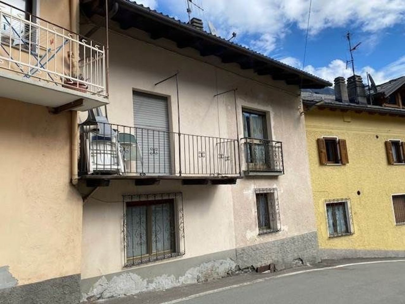 8 rooms House in Issogne, Italy No. 86718
