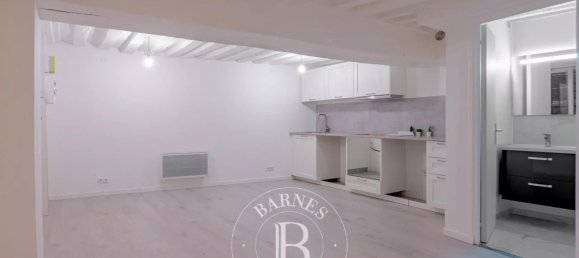 Studio in Paris, France No. 149577 3