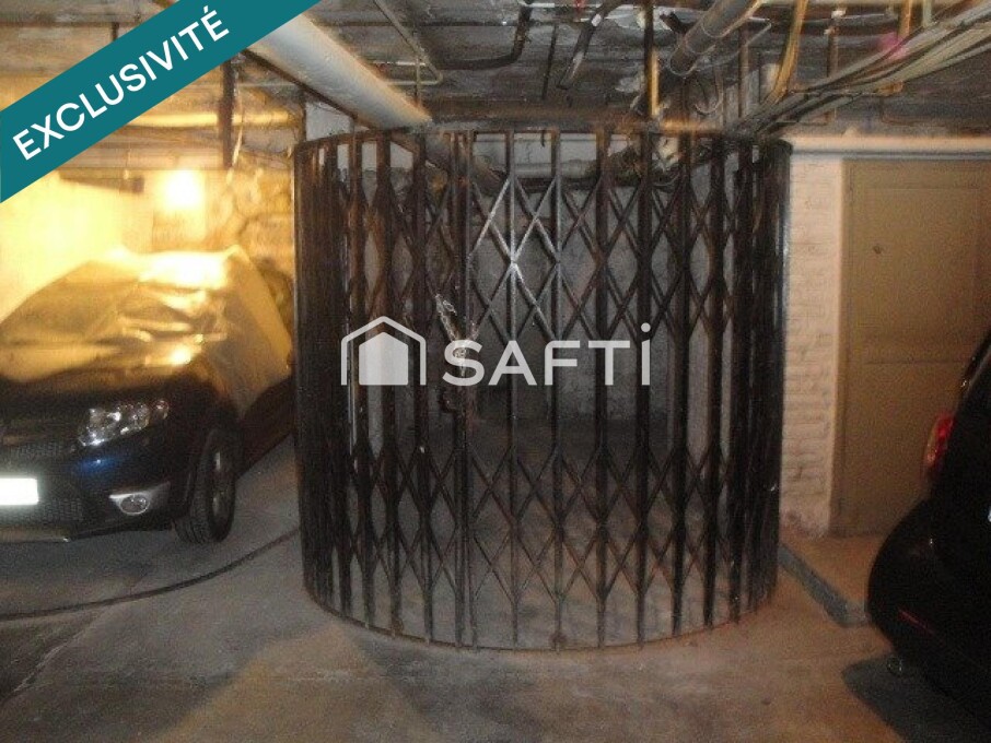  Garage in Paris, France No. 324187