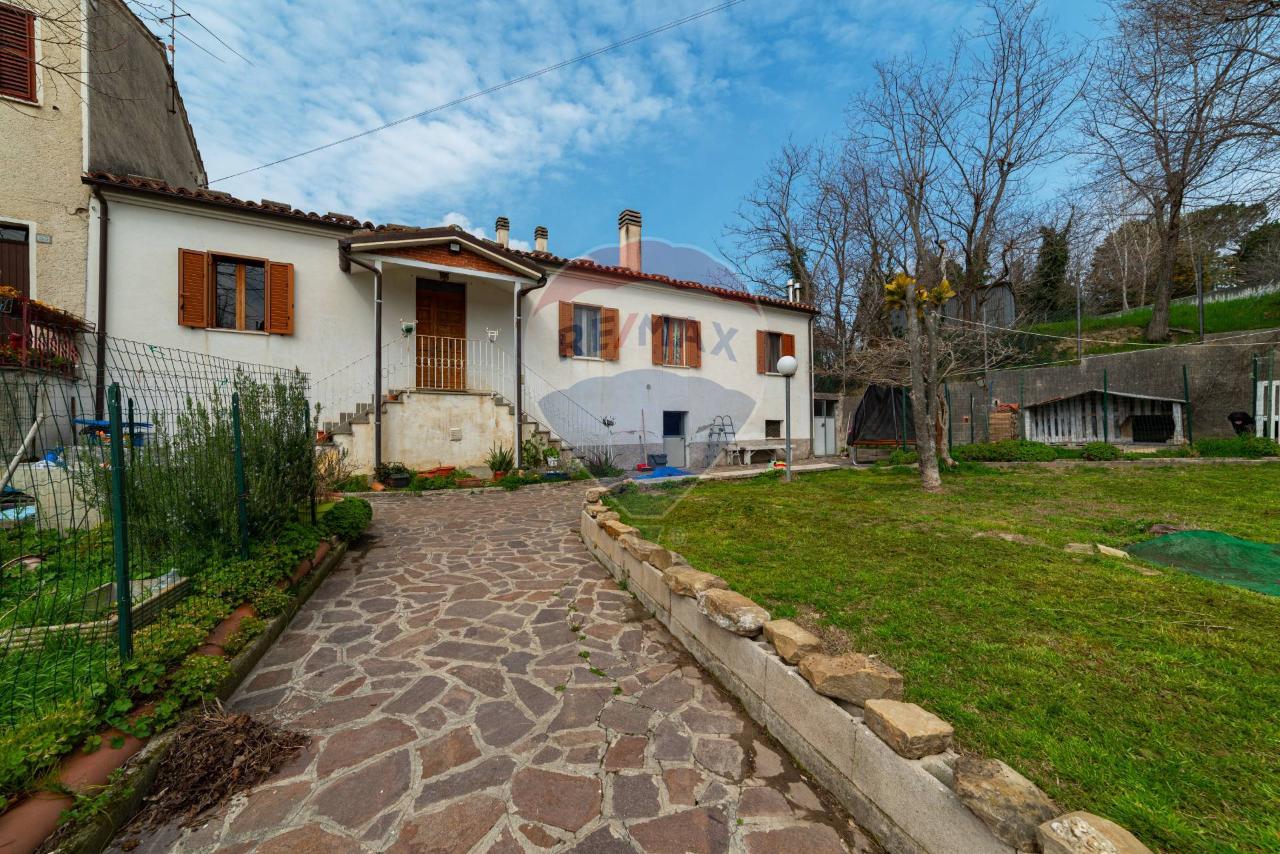 6 rooms House in Maiolati Spontini, Italy No. 14614