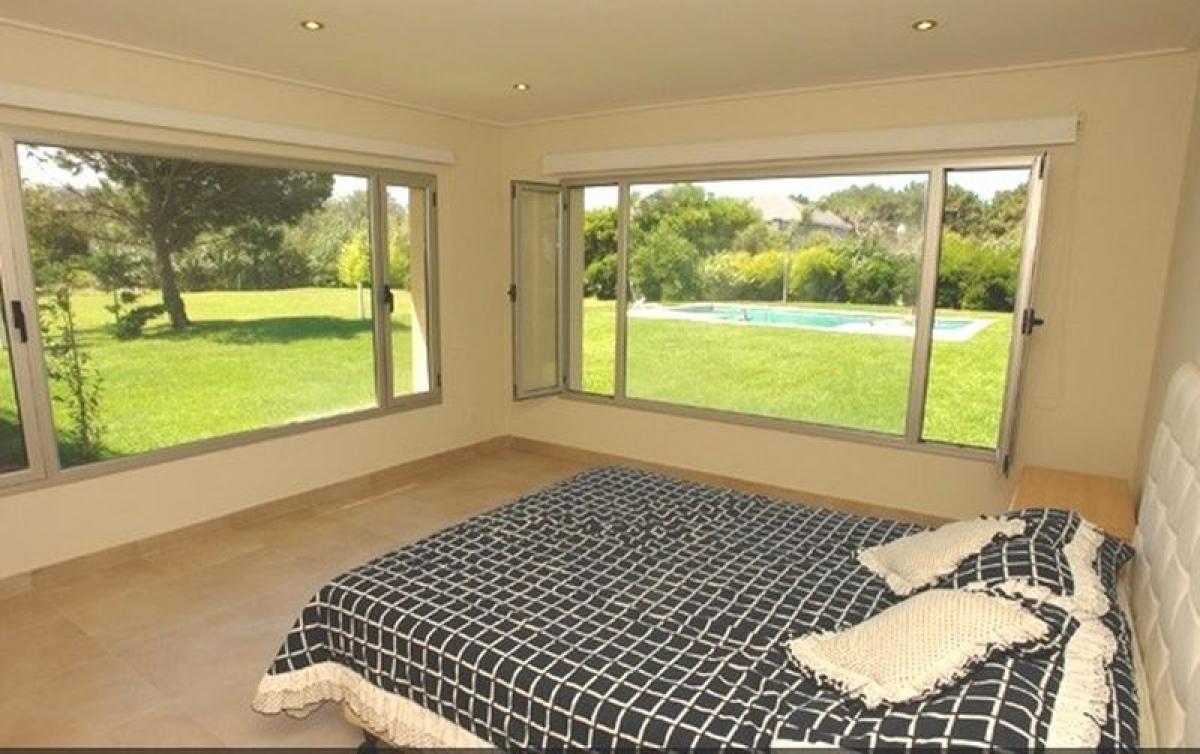 4 bedrooms House in Mar del Plata, Argentina No. 70143