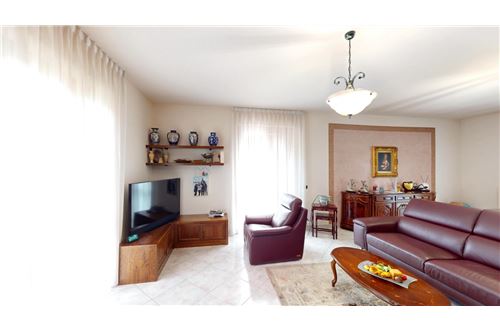 3 Schlafzimmer Villa in Caronno Pertusella, Italy, Nr. 279243