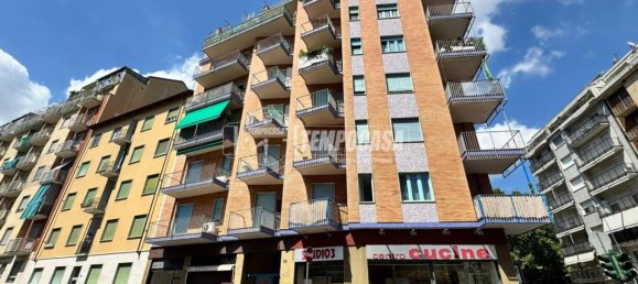 1 bedroom Apartment in Turin, Italy No. 277079 2