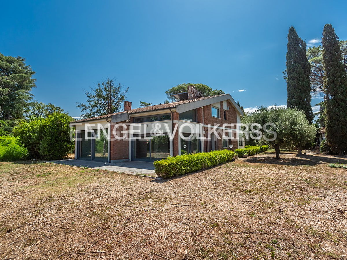 4 bedrooms Villa in Rome, Italy No. 44088