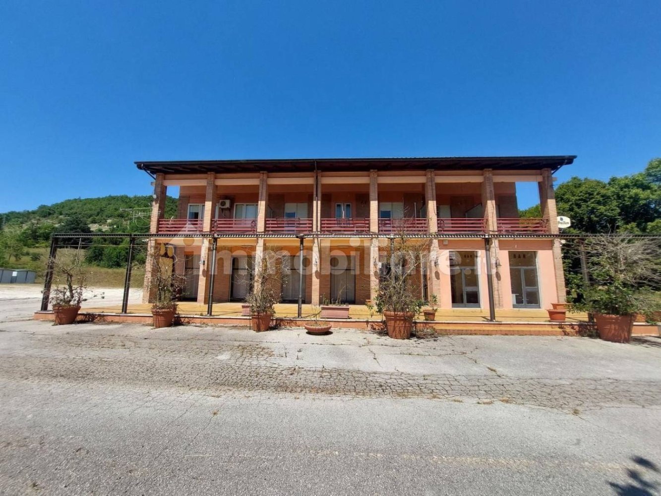 Imóvel comercial em Foligno, Italy 1100 m² N.º 353457