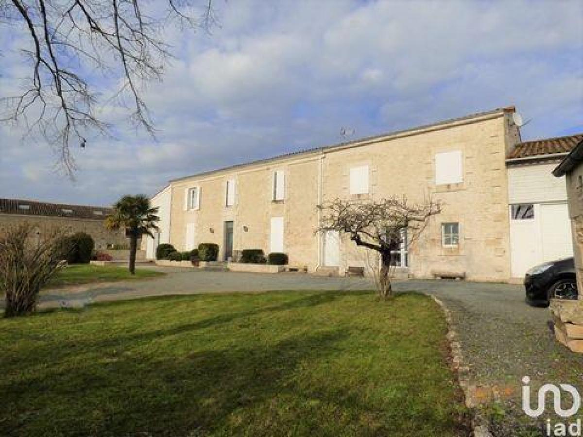 3 bedrooms House in Niort, France No. 30402