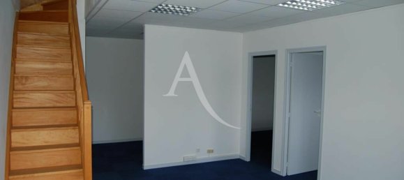 212m² Commercial property in Blois, France No. 80175 2