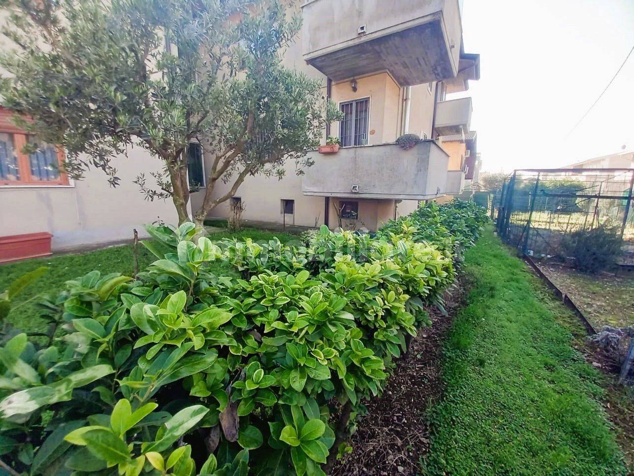 Квартира с 3 спальнями в Кастильоне делле Стивьере, Италия № 187881