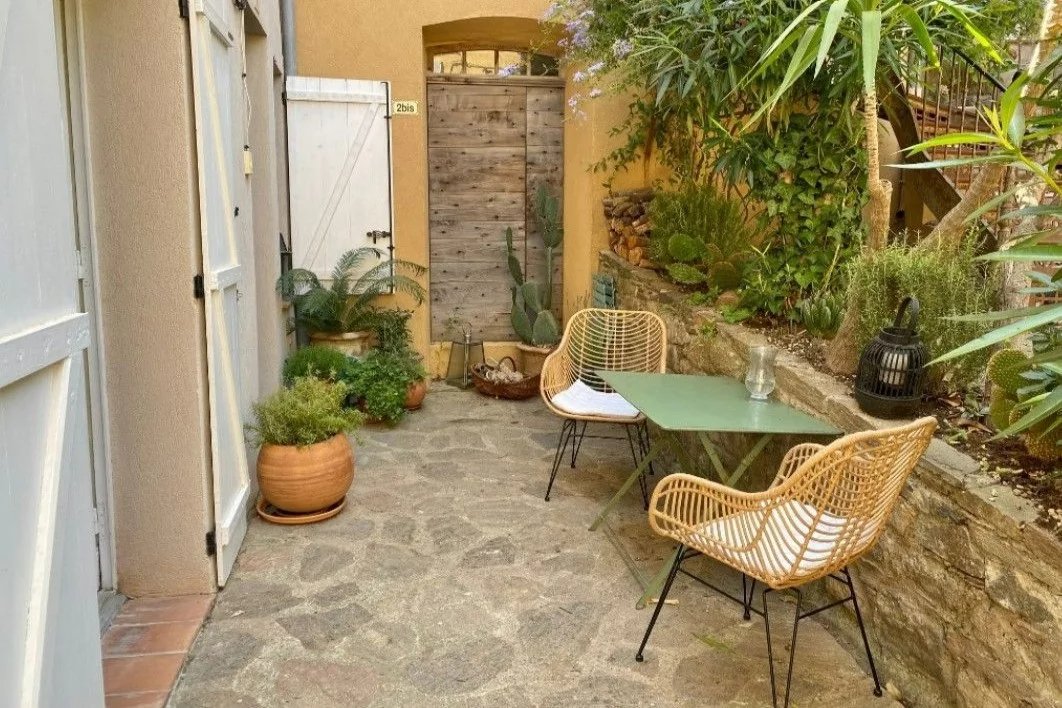 2 bedrooms Commercial property in Ramatuelle, France No. 38292