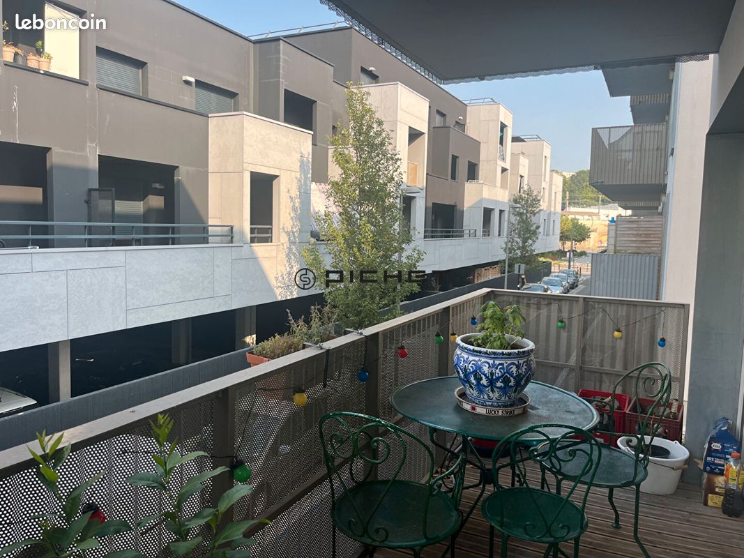 3 bedrooms Apartment in Cenon, France No. 335780