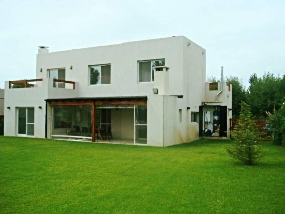 Casa de 4 dormitorios en Tigre, Argentina No. 4186