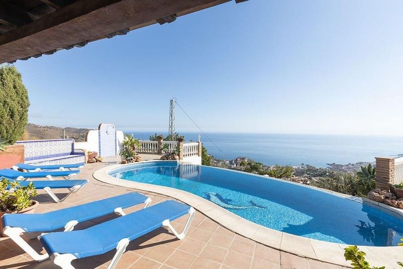 5 bedrooms Villa in Almunecar, Spain No. 229477