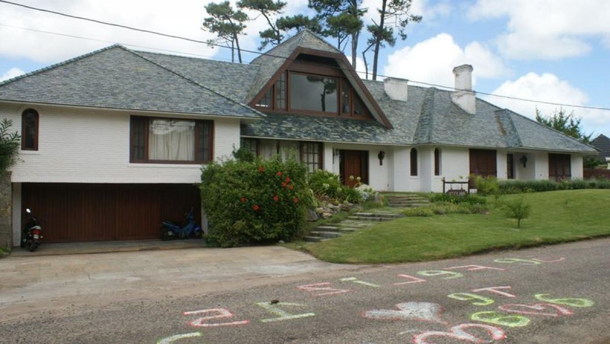 4 bedrooms House in Maldonado, Uruguay No. 10149