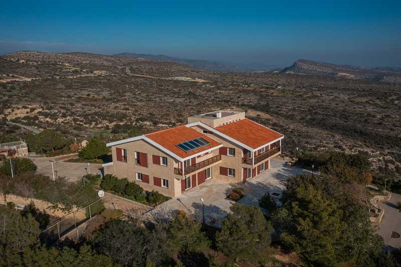 6 bedrooms House in Agios Athanasios, Cyprus No. 7099