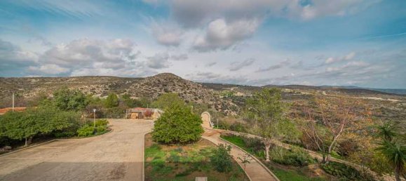 6 bedrooms House in Agios Athanasios, Cyprus No. 7099 9