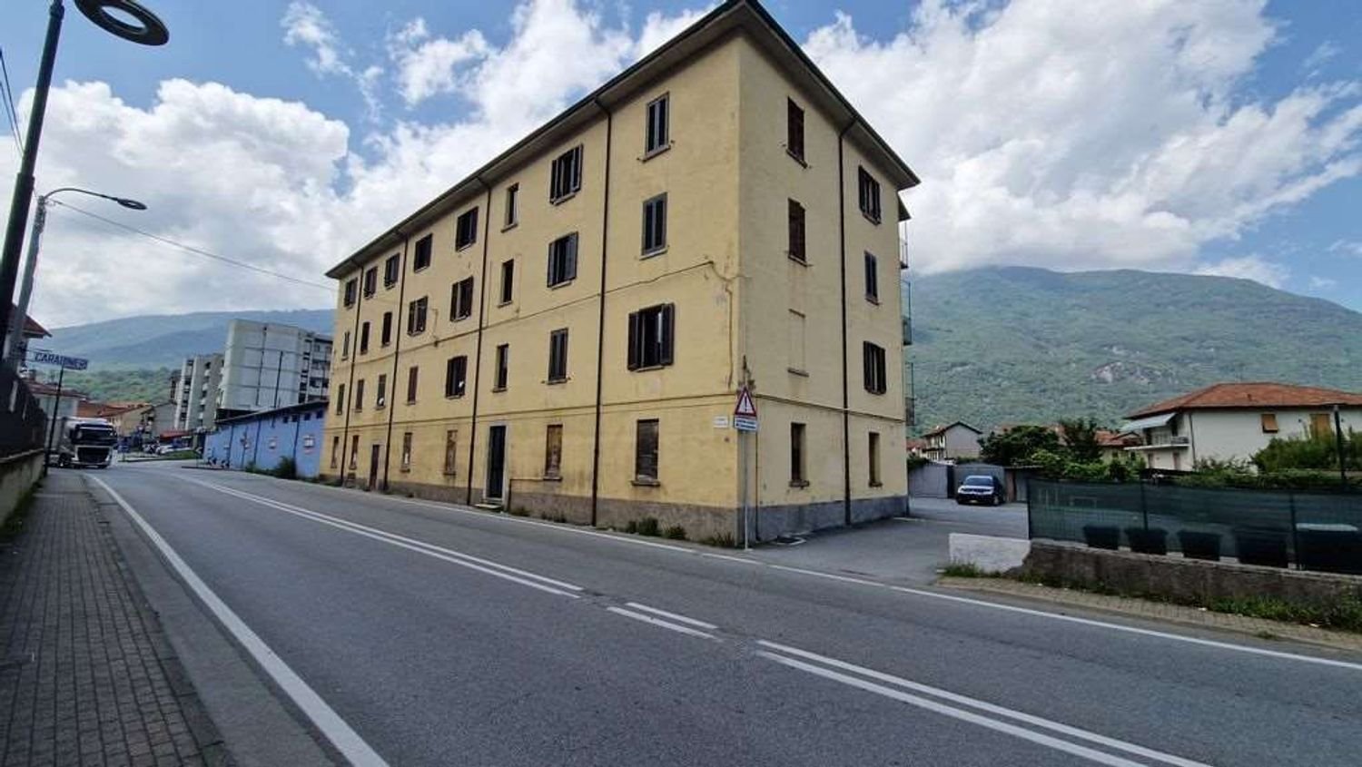  عقار تجاري في Gravellona Toce, Italy 216متر مربع رقم 67961