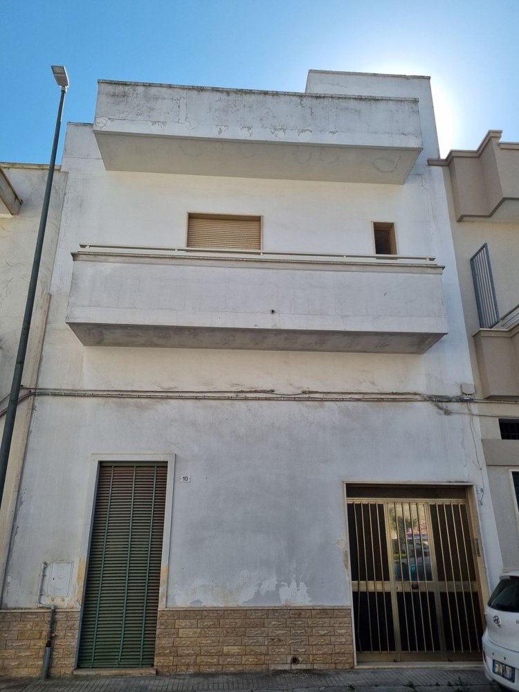 Дом с 8 комнатами в Copertino, Италия № 280299