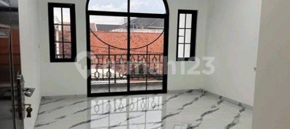 4 bedrooms House in Grogol Petamburan, Indonesia No. 1391 16