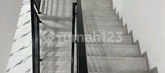 4 bedrooms House in Grogol Petamburan, Indonesia No. 1391 12