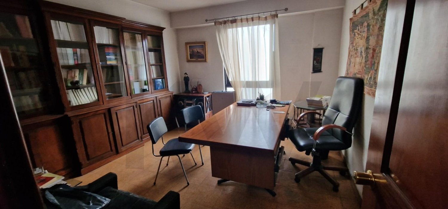 Oficina en Funchal, Portugal 49 m² No. 216957