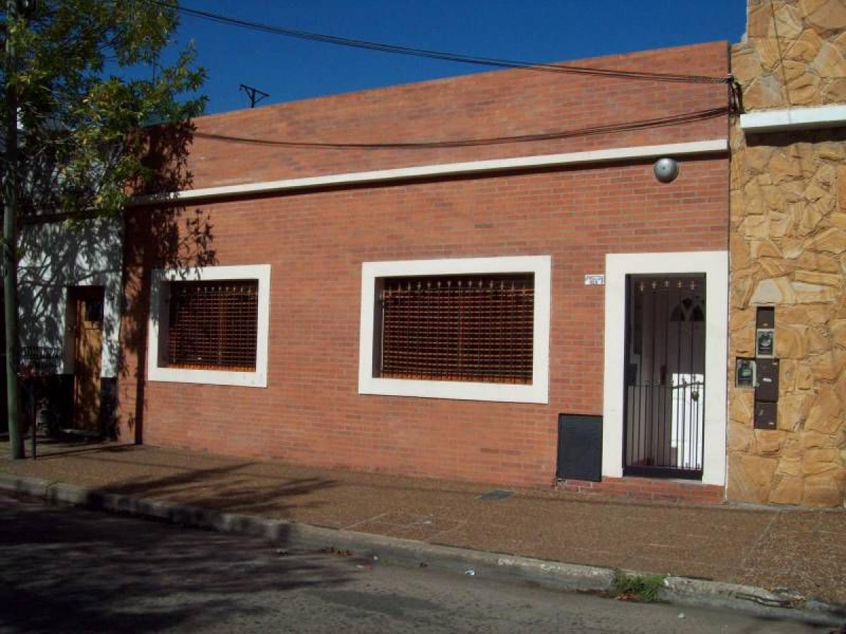 3 bedrooms House in Lanus, Argentina No. 19302