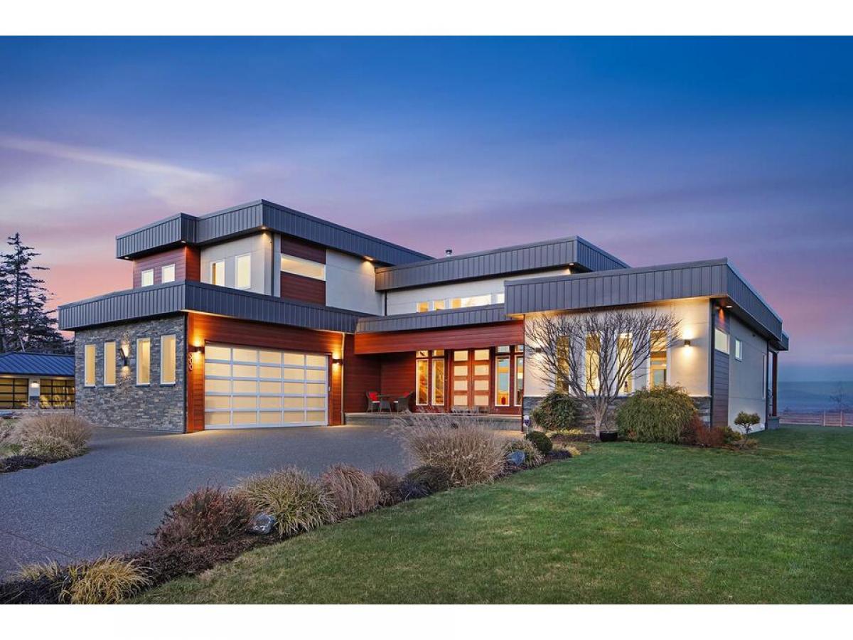 4 bedrooms House in British Columbia, Canada No. 1074