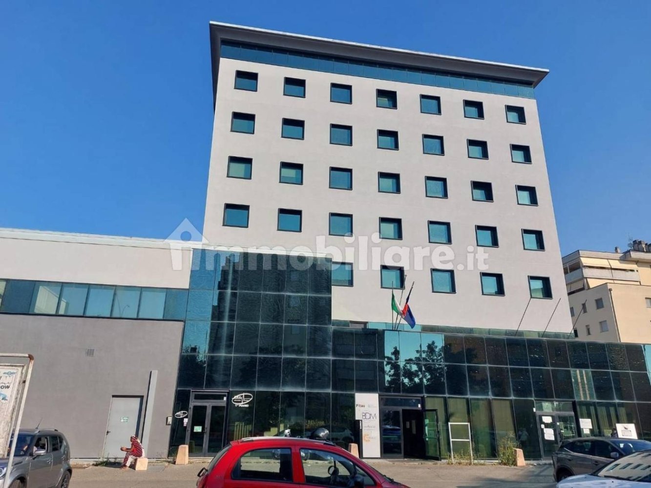 582m² Office in Piacenza, Italy No. 348320