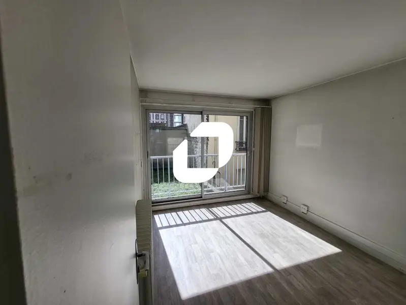 63m² Office in Paris, France No. 346124