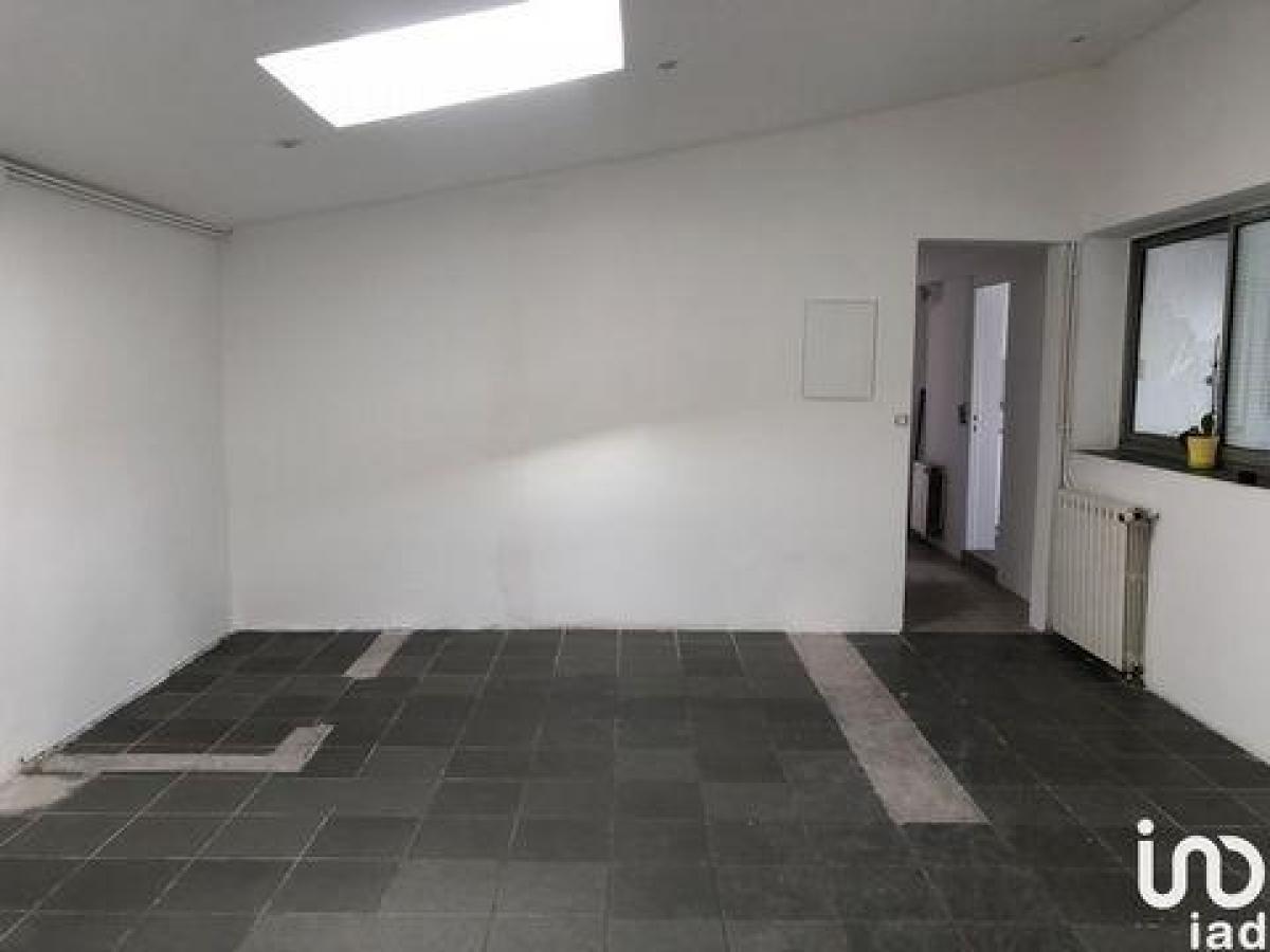 135m² Office in Santeny, France No. 19709