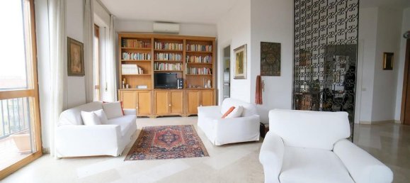 4 bedrooms Apartment in Monza, Italy No. 329546 9