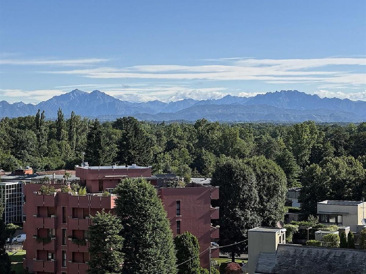 4 bedrooms Apartment in Monza, Italy No. 329546