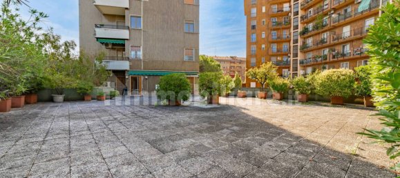 2 bedrooms Apartment in Milan, Italy No. 378668 4