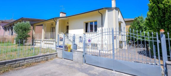 4 bedrooms Villa in Parma, Italy No. 295772 2