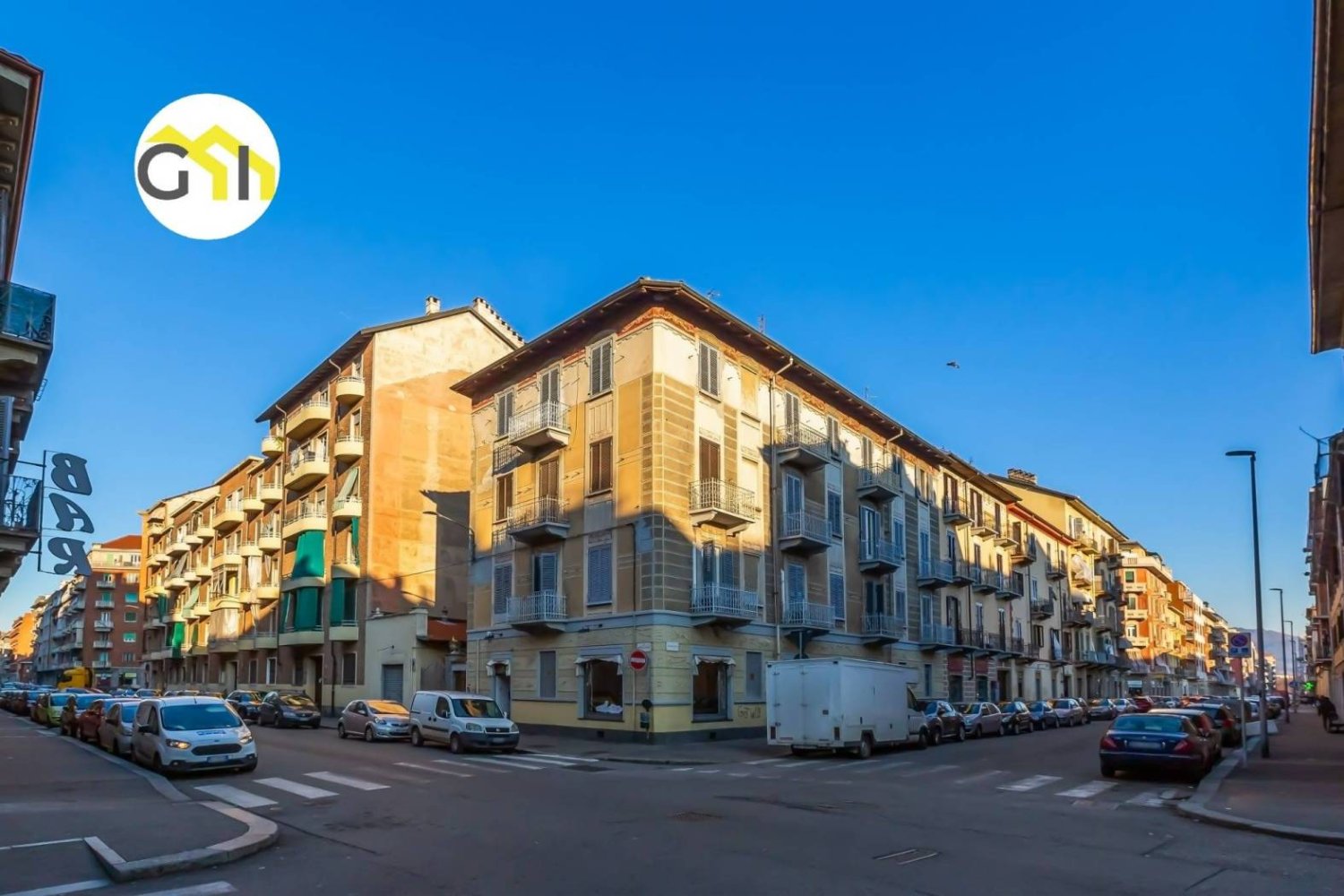 2 rooms Commercial property in Turin, Italy No. 80421