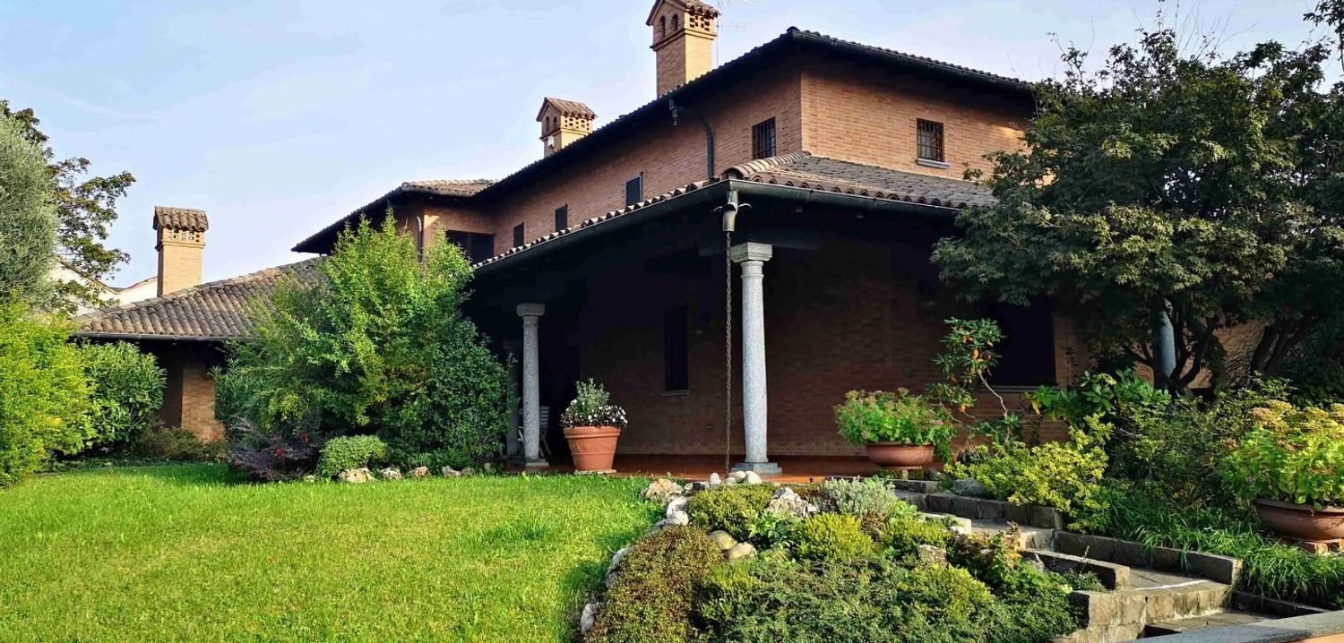 13 rooms Villa in Muggiò, Italy No. 3618