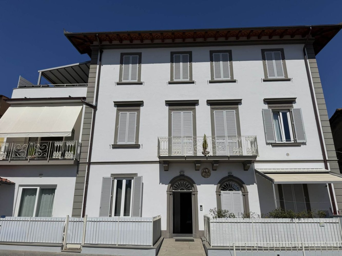 5 bedrooms Apartment in Signa, Italy No. 404214