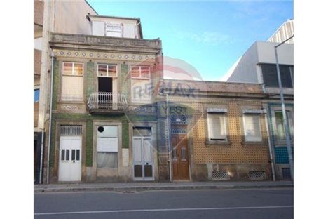 3 bedrooms House in Porto, Portugal No. 169093