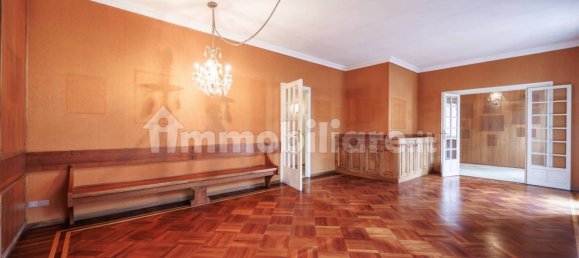4 bedrooms Apartment in Turin, Italy No. 143672 9