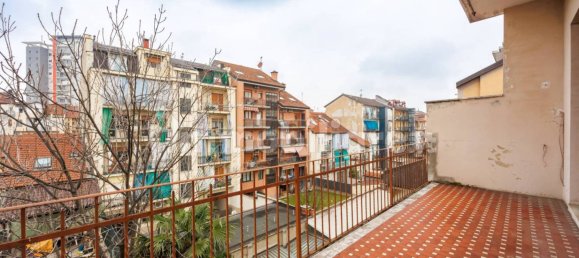 4 bedrooms Apartment in Turin, Italy No. 143672 7