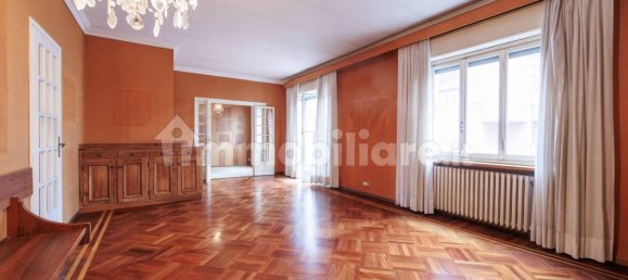 4 bedrooms Apartment in Turin, Italy No. 143672 3