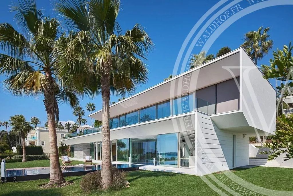 5 bedrooms Villa in Cannes, France No. 246469