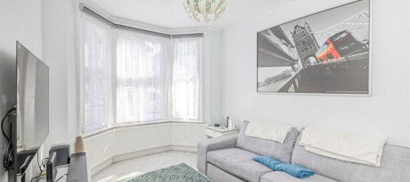 3 bedrooms House in Watford, United Kingdom No. 6044 2