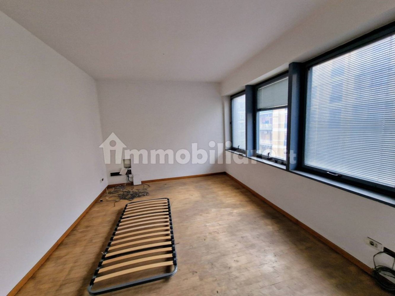 Oficina de 4 habitaciónes en Catania, Italy No. 112701