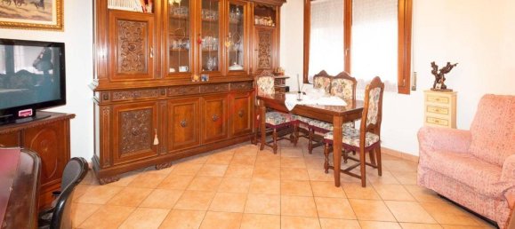 Дом с 4 комнатами в Карпи, Италия № 35973 9